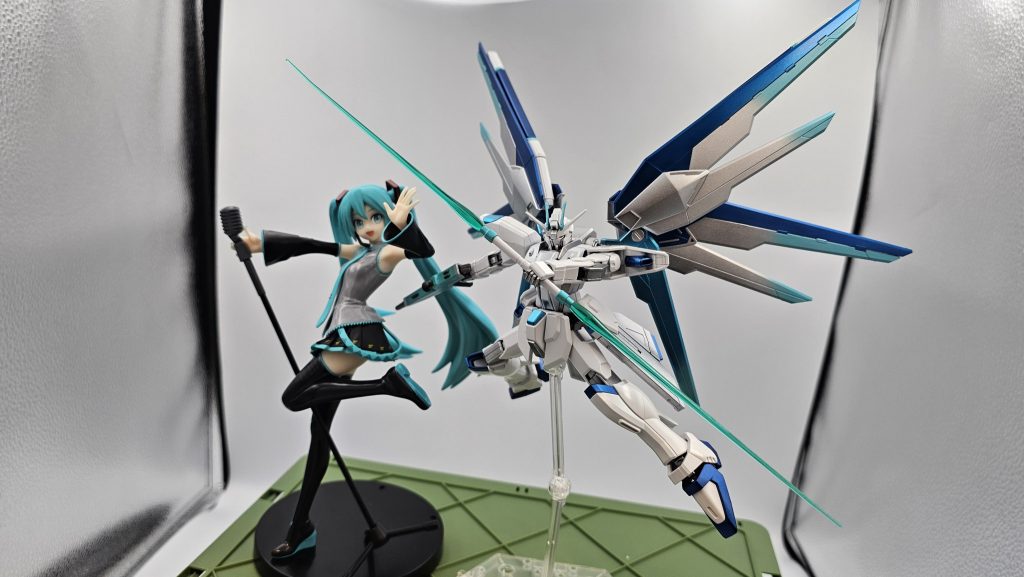 翼はシルバーにディープブルー、蛍光ブルーのキャンディ塗装。そして雪ミクシルバーの先端のみプリズムブルーグリーンで塗装してます。