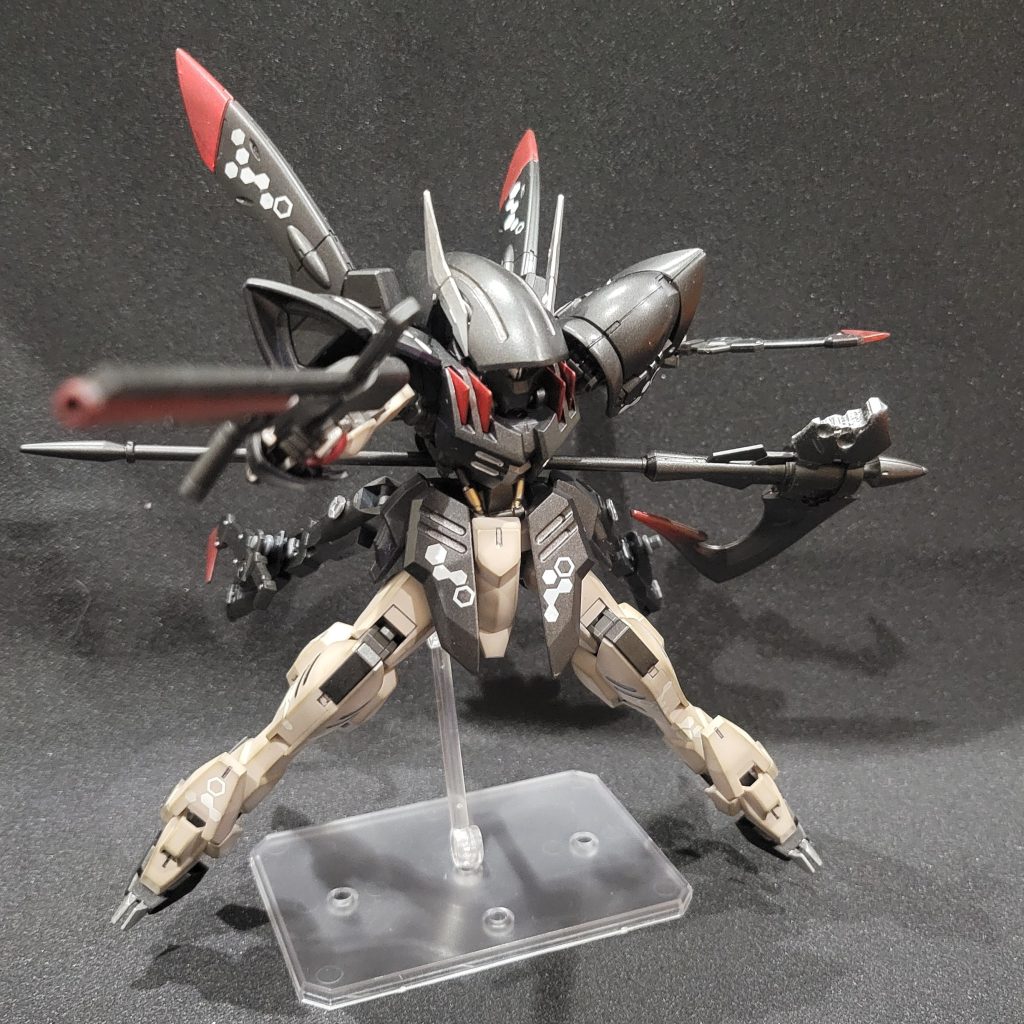 腕部機関砲の砲身長だと遠距離は届かないだろうと思い、遠距離にも対応させるためにロングライフルを選択、ただこのライフルを調べると300ミリ口径と190ミリ口径と言う説がありどちらなの？と思うどっちにしても大口径ライフルなのだが、だって300ミリ口径ってバルバトスの滑腔砲と口径同じですぜ？190ミリ口径だとしてもギャラルホルンの新型レギンレイズですら130ミリですよ？