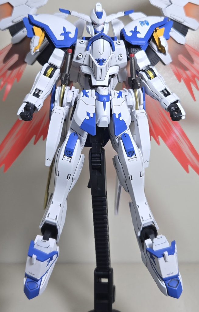 オルフェンズの世界観に合わせるため、ガンダムフレームをほぼそのまま使用。外装のみをカルラとマッチング。