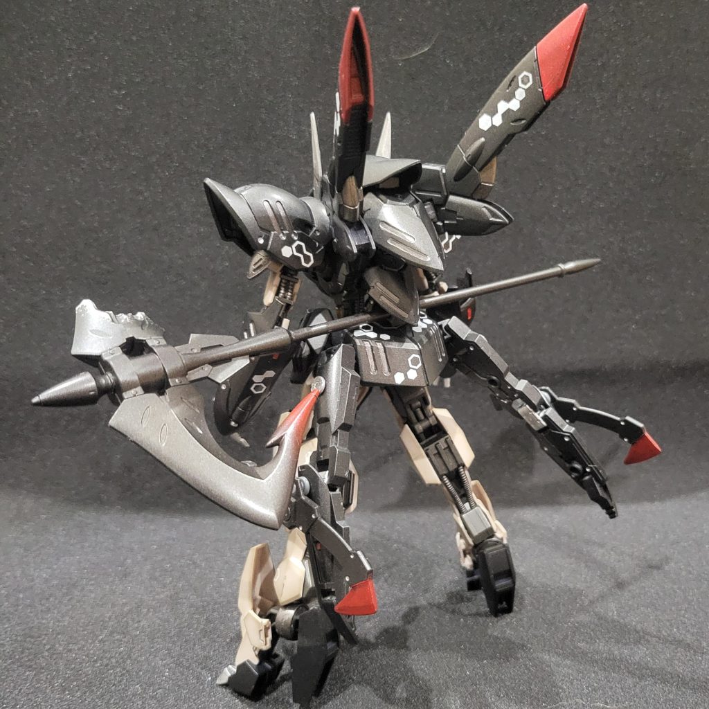 バトルアンカーは腰にマウント出来るように加工分かりにくいですが折れた鎌の方もダメージ塗装してます錨の先を赤のクラデ塗装