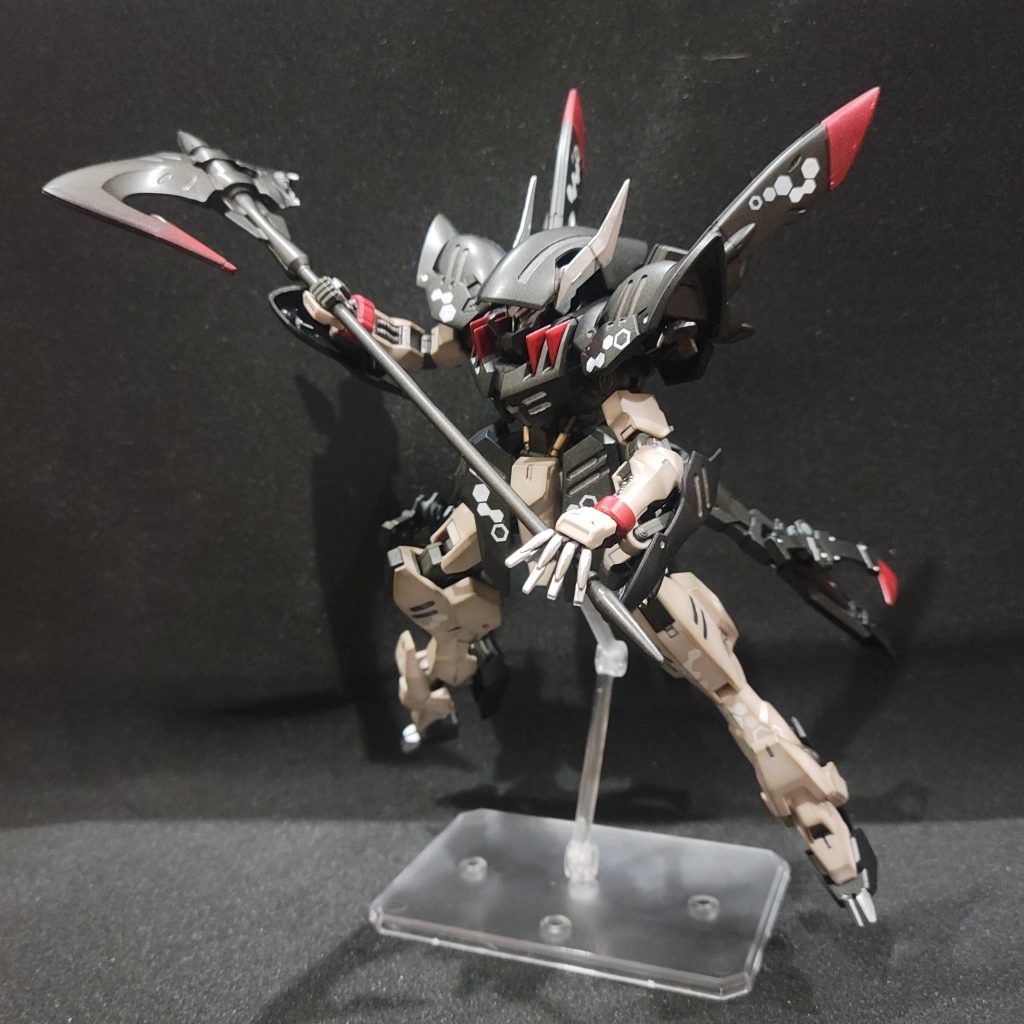 地上で構えるのもカッコいいですが、浮遊してるのも似合います 