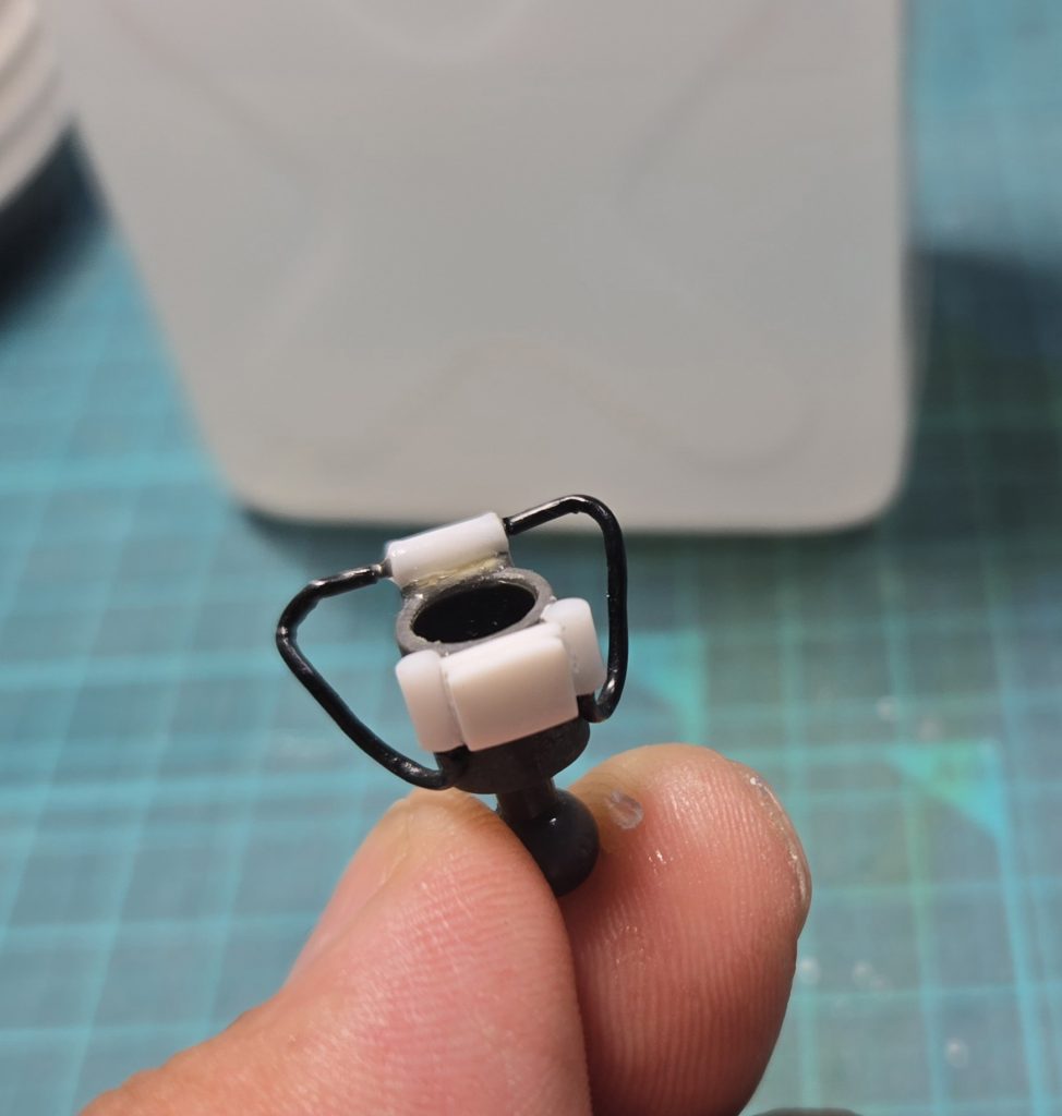 肩と股関節部は3mm程度広げました。胴は2節構造にして、延伸と少しでも前に屈む格好になるようにしてみました(余り効果はなかったですが)