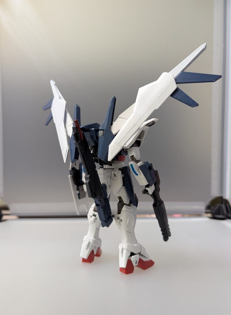 通常形態の後ろ姿はこんな感じです アニメのビルドファイターズのイメージではCAUTION等デカールは無いほうがらしいかなと思い今回はノーデカール