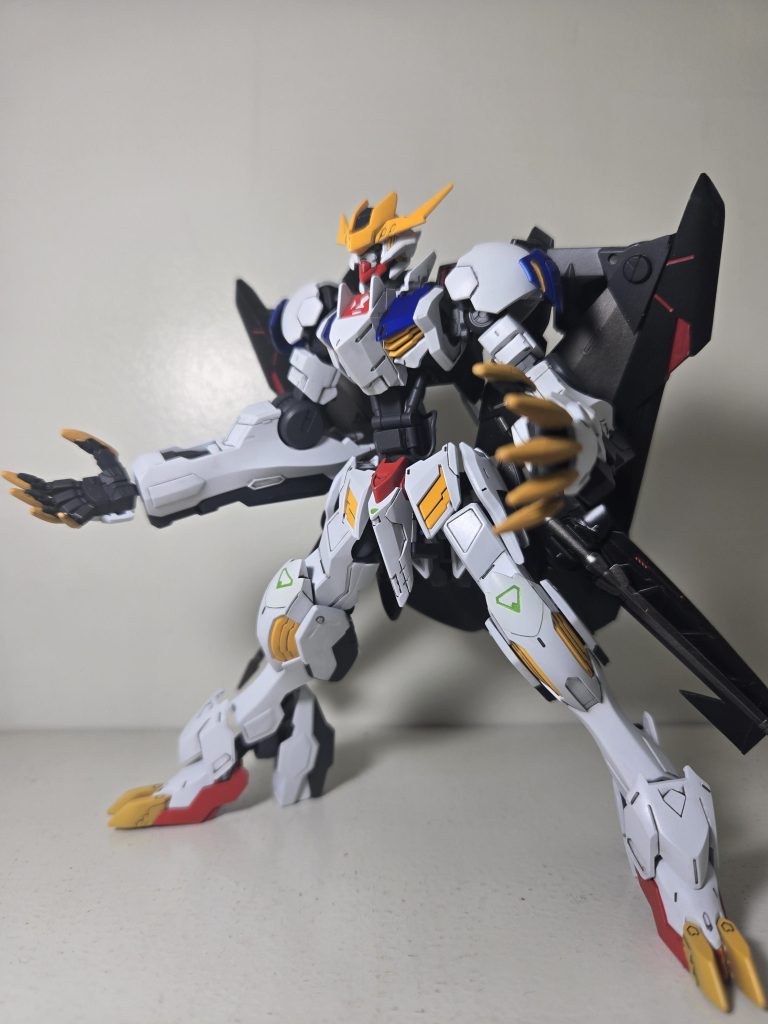 バックパックに天ミナ、腰部にメルクワンウェポンズの改造翼を装備。