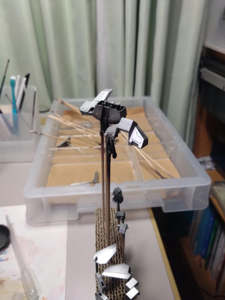 黒サフの上にシルバー塗装してます。