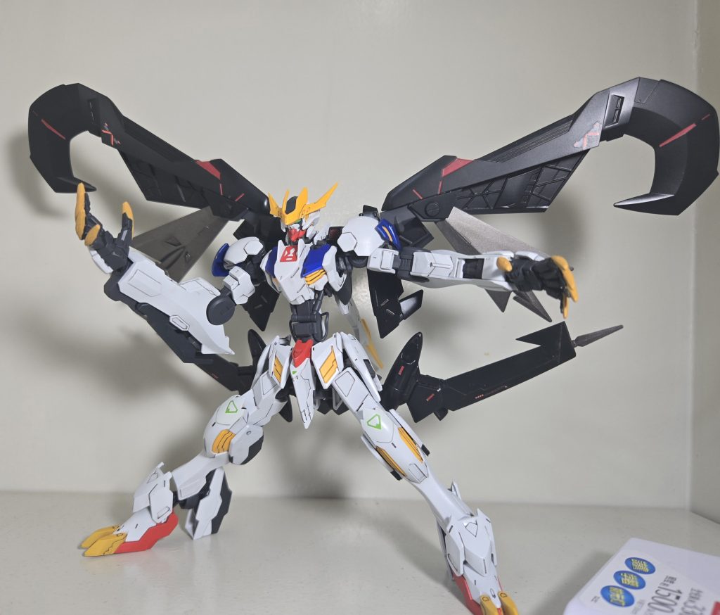 翼は可動が大きく、収納/半広/全広状態にできます。 それぞれのポジションでいいシルエットになってると思います。