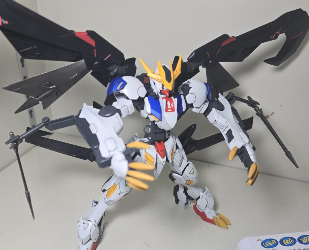 腰部翼には天ミナのスピア状の武器をマウントさせ、バルバトスルプスレクスのサブアームに装備が可能。