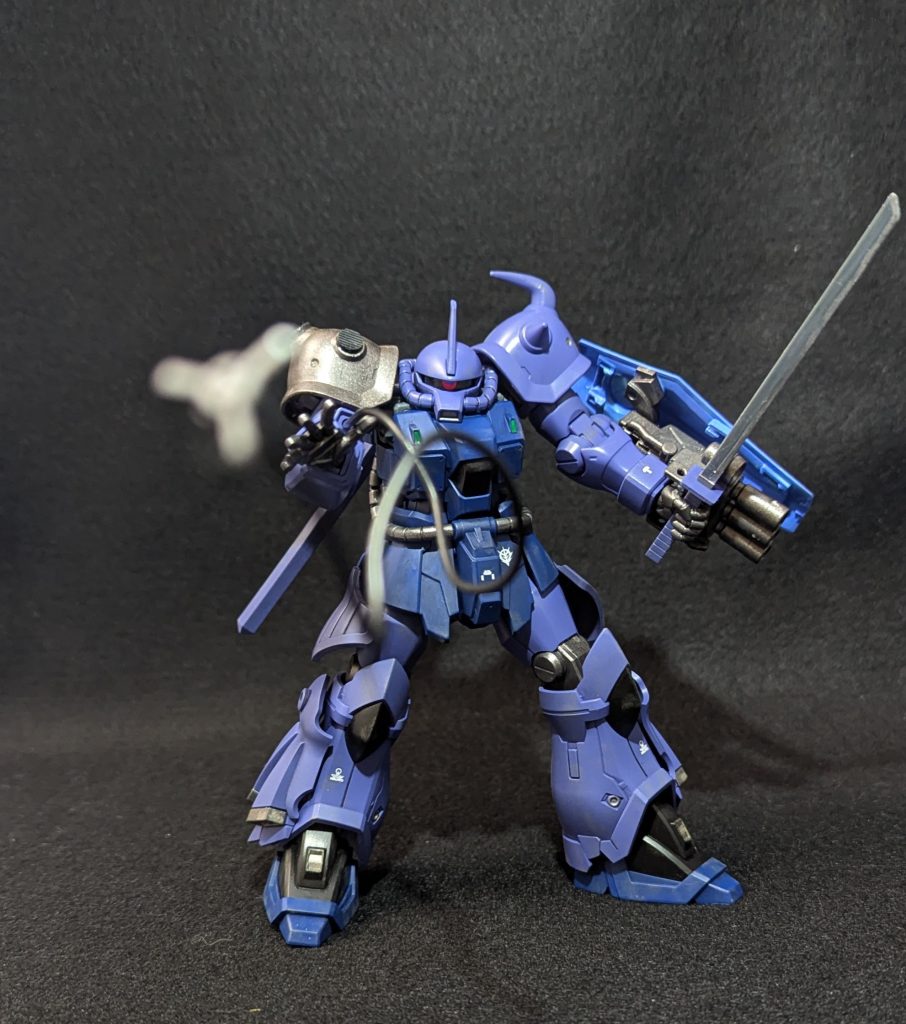 武器はポイポイ投げ捨てて最後はこういう接近戦ってのがお約束ですよね最初はイメージストーリーに沿ってグフカスの部分は水色のままであえて不揃い感を出そうと思いましたが（敗戦直前で塗装なんかしてられる状況でもなさそうだし）模型的な見栄え重視で全体のカラーは統一しましたシールドだけはその雰囲気残してグフブルーです