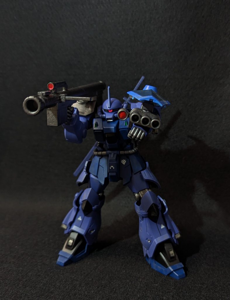 肩のスパイクはバズーカの邪魔になるので外されたという設定です（プラモ的にはアシンメトリーさが欲しかったから）本当はジャイアントバズが欲しかったんですが無かったのでエコーズジェガンのバズーカで代用