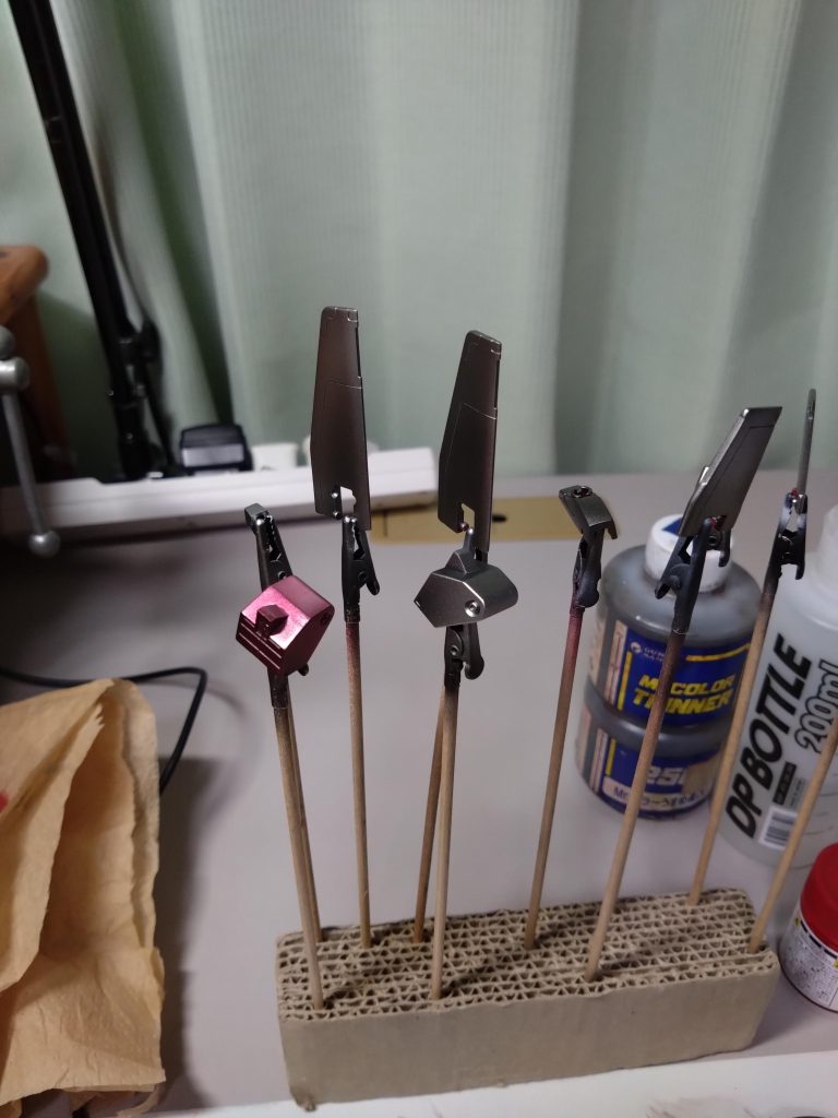 シルバーの上にクリアー塗装中。