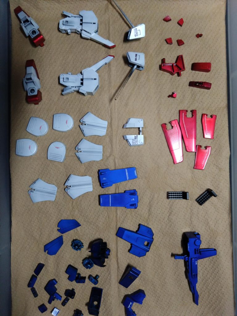 黒サフ→シルバー→クリアー→半ツヤ消しと重ねて吹いてます。