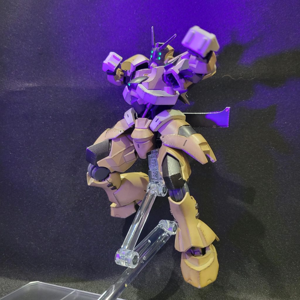 リアクター出力最大でのパンチングで眼も光る