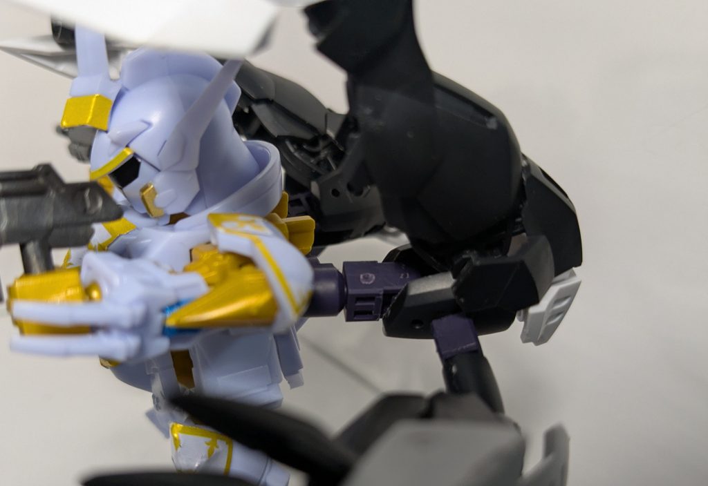 ジョイントパーツを組み合わせてます