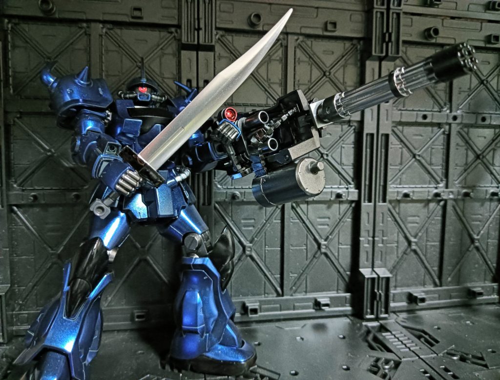 ブレードをガンダムマーカーEXメッキシルバーで塗装してみました、乾燥にかなり時間がかかるようで撮影時もまだしっとりしていました。