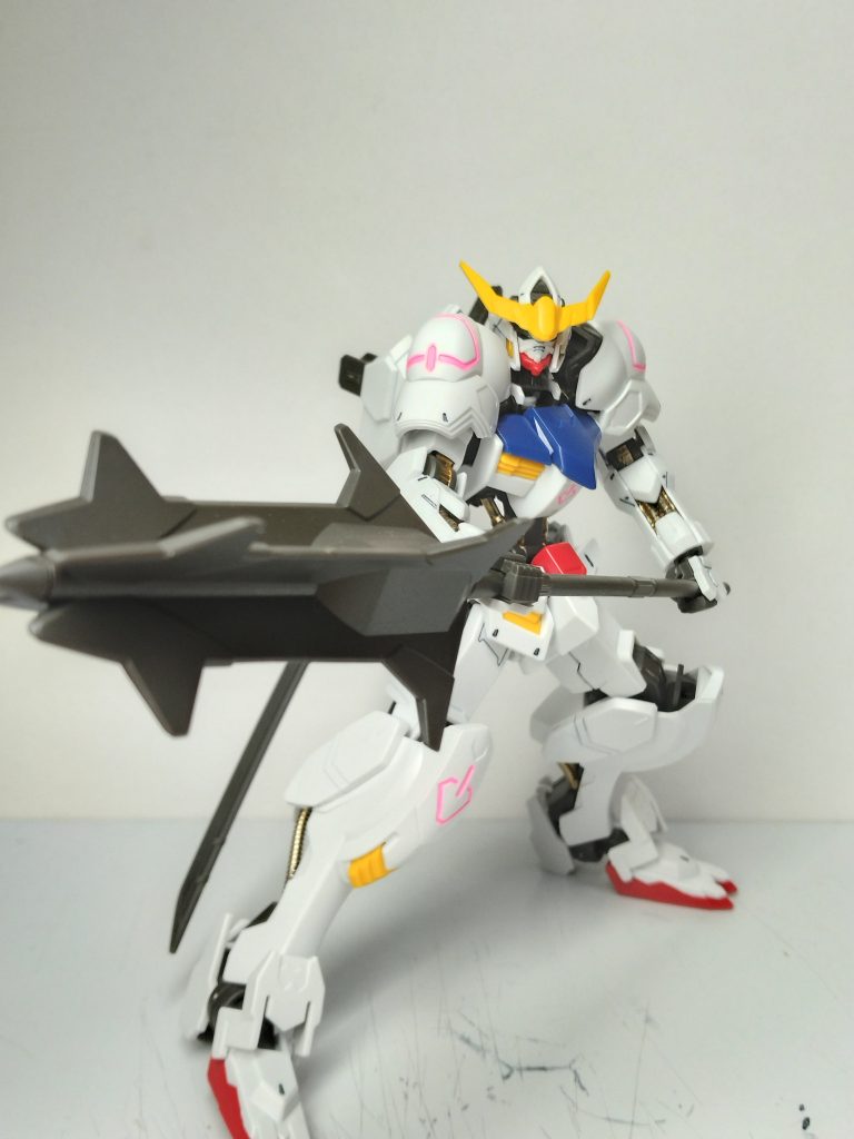 今回始めてガンダムマーカーを使用してみました。どうしてもバルバトスのピンクの部分がシールにしたくなくってそこの部分と、金属部分を前々からやってみたかったので挑戦してみました。