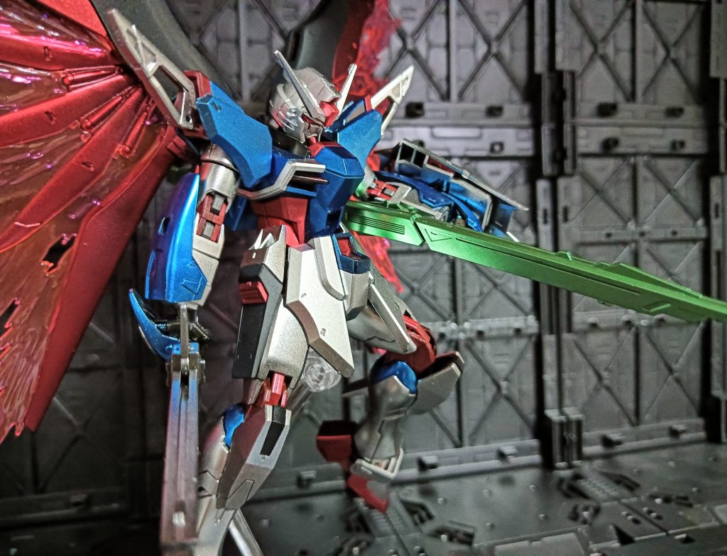 関節を普通のメタリックレッドにしましたが、次回は蛍光レッドでブラックライトに反応するようにしたいですね。