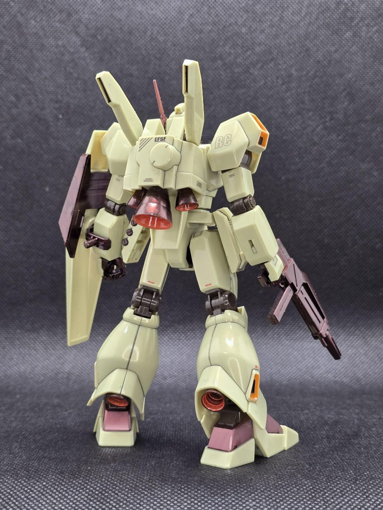 部分塗装といってもバーニア、スラスター部分だけで、スミ入れは軽く彫ってから入れてます。