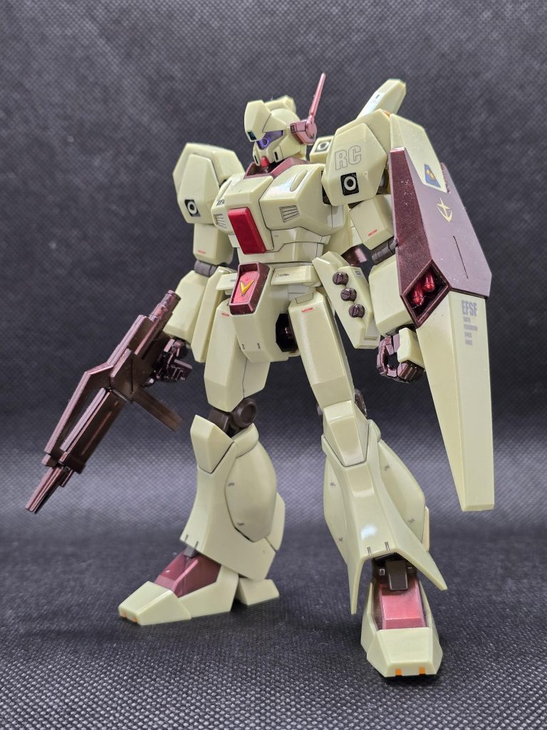 水転写シールを、MGを参考に貼っています。