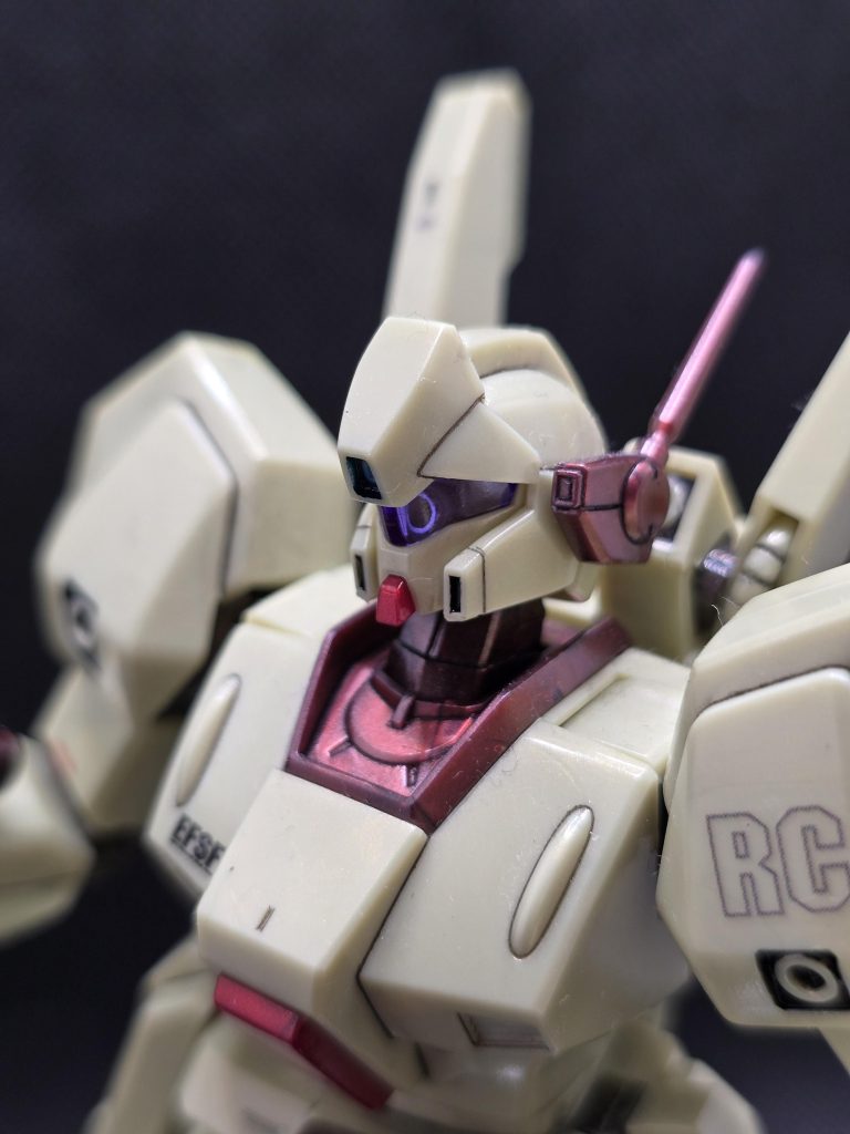 モニター内部のカメラにメッキシルバーを塗ったので、ちょっと目立ちます。白っぽく写るとイングラムっぽく見えますね。