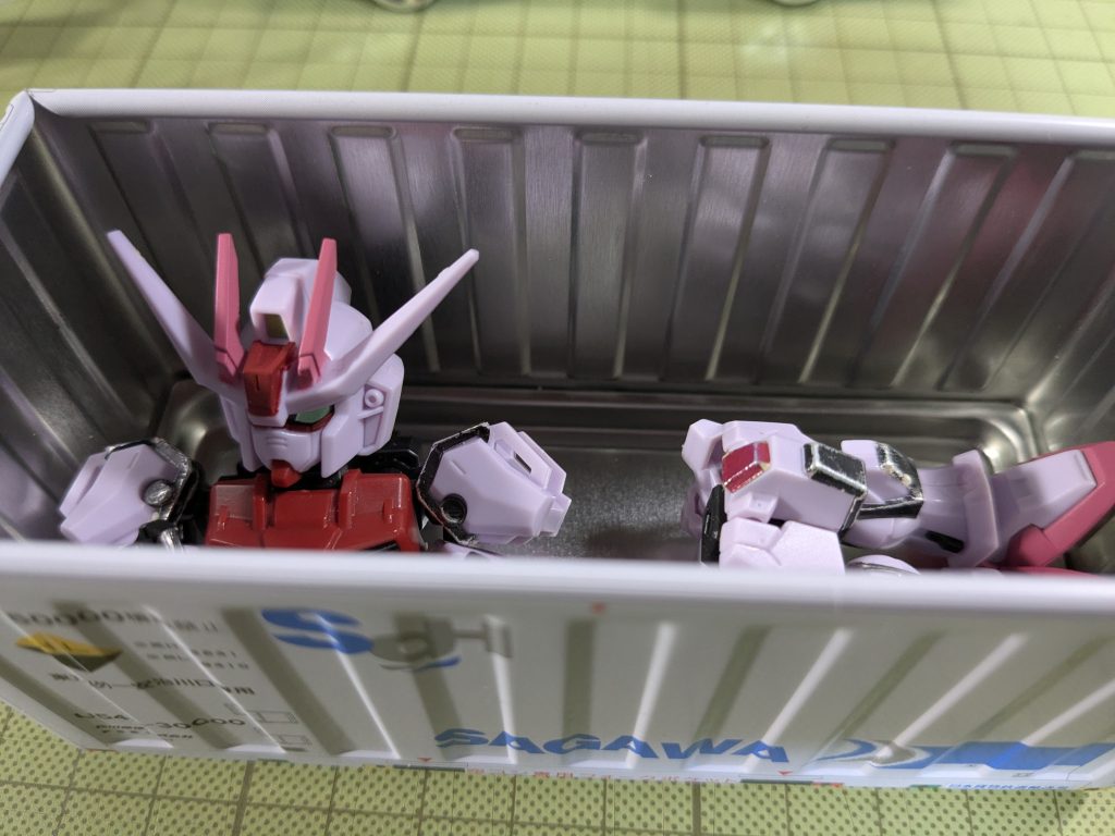 サイズ的に丁度一体分が　上下分割して入るくらいです