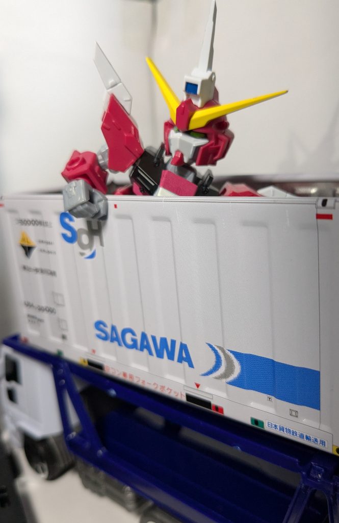 100均のトラックと合わせて、輸送時の緊急時の起動ぽい感じにガンダムは後半は戦艦が多いので、序盤の起動時や輸送時の状態も結構好きなんですよね