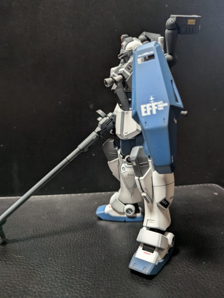 シールドはホビーハイザック製作時の余りパーツからの流用、フェダーインライフルは今回も自作です。