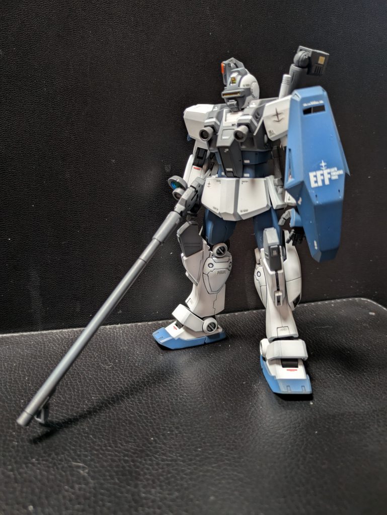 ジムナイトシーカーの頭部、胸部、バックパックにジムIIIの腕、腰部、脚部で製作しています。腰のジョイントを調整する程度で良かったので基本的には素組になっています。カラーリングはGUNSTAの皆様の作例を参考にヴァースキ大尉の好きなブルーを多目にしています。