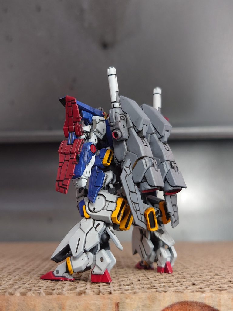 いつもは金属色を入れますが、トリコロールで塗ってるうちに、似合わなそうだなと思いやめました。