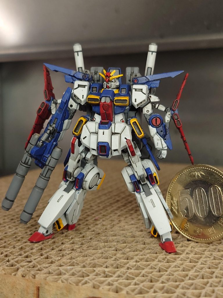 青いスラスターは設定画で見ると内側が赤くなっているので慎重に塗り分けました。墨入れすることで、筆塗りのガタつきが見えなくなるので、筆塗り時には必須だなと改めて思いました。