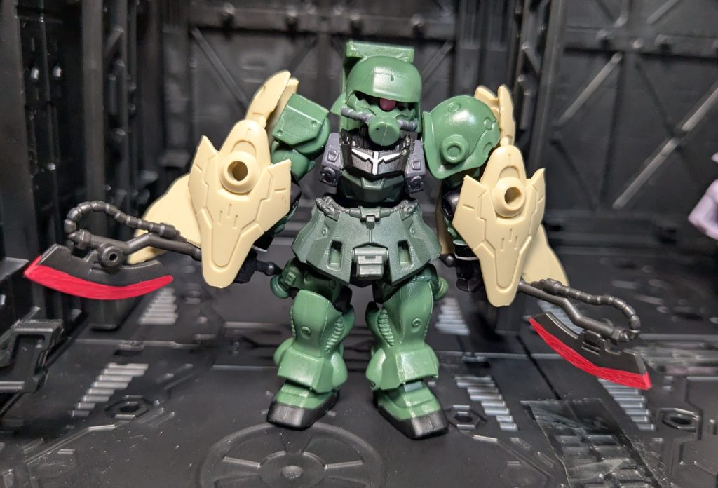 30msのオプションパーツと、モビリティジョイントのシャア専用ザクのヒートホークをそのまま使って、近接格闘用にアレンジ