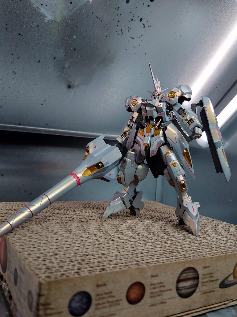 ボディの大半はガイアのスターブライトシャンパンゴールドの上からクリアホワイトを吹いた物です。光のあたり具合でシルバーにもゴールドにも見えて面白いです。