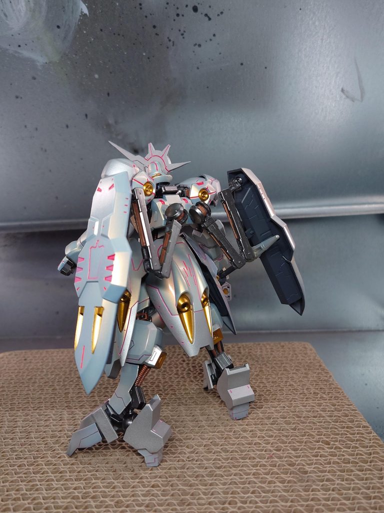 墨入れはガイアのエナメル、蛍光レッドで入れました。思ったよりもピンクでしたが、これも面白い表現になりました。