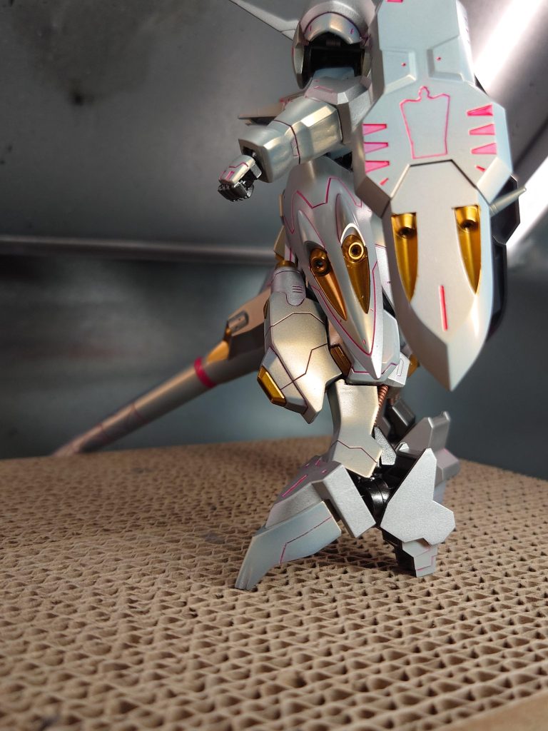 装甲の一部はシルバーサフで塗装し、ざらっとした質感で塗装しました。