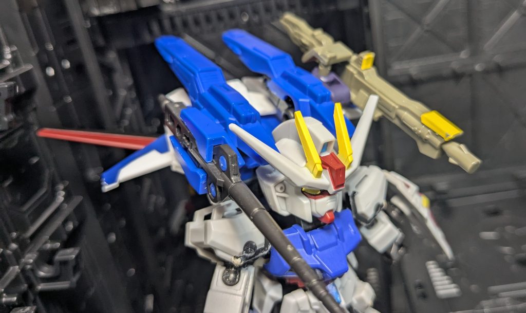 エールストライカーの上にGディフェンサーをジョイントで付けています。妄想設定：トールの戦死により、スカイグラスパー単独の戦力の低下と、ストライカーパック提供後に狙われる率を考えた際、ストライクと合体する案を考案。これによりスカイグラスパーの単独帰還は不可になるが、帰還分のエネルギーを考慮せずストライクに提供可能。また合体後の火器管制をGディフェンサー側で行えることで戦力分担を可能とした。キラ、ムウ以外のナチュラルが2人で扱えることを目標とした。ガンダム00のダブルオーライザーぽい感じです