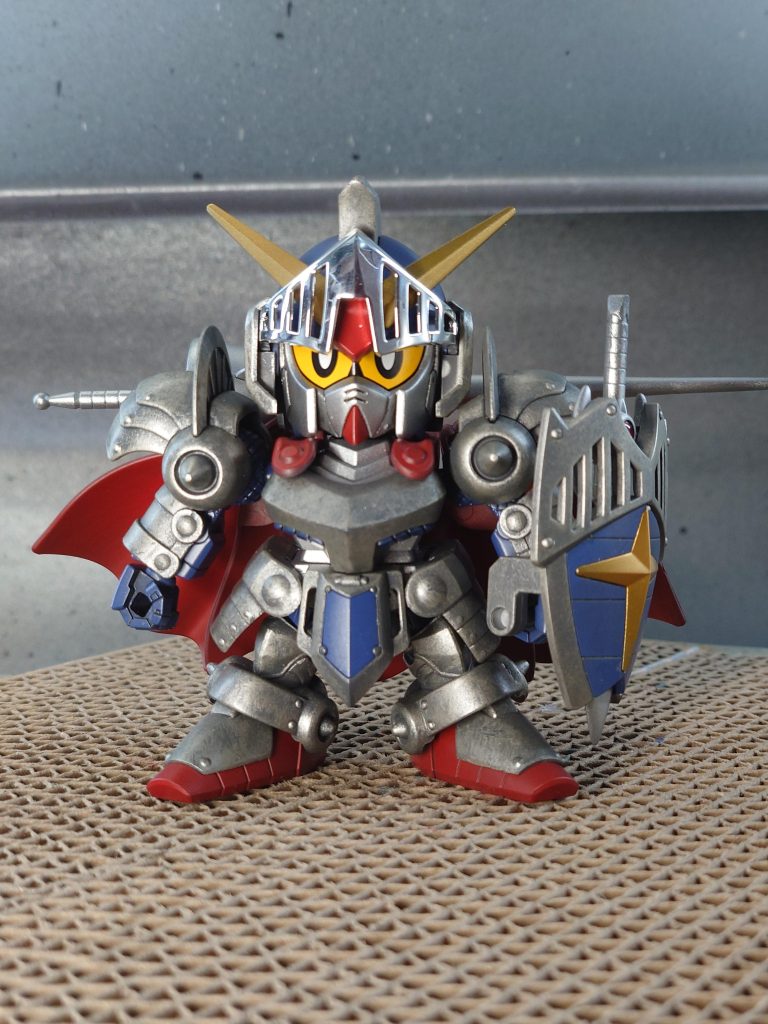 全体を濃いめのグレーサフ(ちょっとずつ余っていた色を適当に混ぜた)で塗装。赤→ガンダムレッド青→ティターンズブルー2金→スターブライトゴールド甲冑じゃない部分(顔、軽装時のボディなど)→スターブライトシルバー甲冑→チタンシルバーのドライブラシ