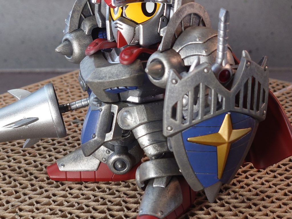 制作中に電磁スペアの柄を折ってしまったため、磁石で接続しました。また、エナメルが侵食したのか、右肩の軸が折れてしまったので、接着しています。