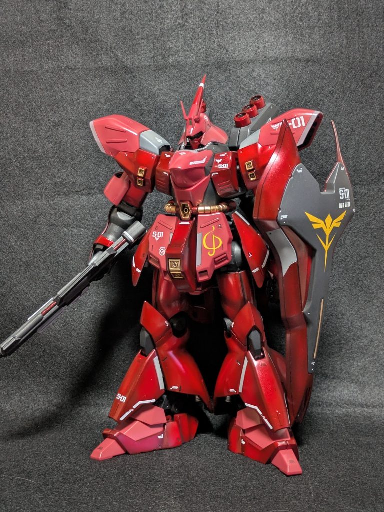 全体像です。気持ち短足なシルエットだったので太腿付根にロール軸を追加することで5mm程度伸ばしています。塗装は自分では珍しくグロスに仕上げました。ピンク、赤、濃赤で3段階で色分けしたのですが、赤と濃赤の違いがちょっと足りてないですね。