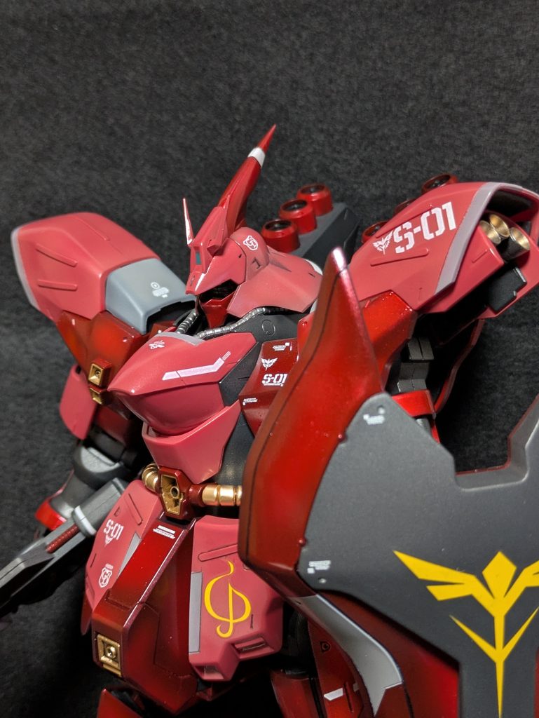 シールドのネオジオン紋章とシャアの紋章は古いデザインを採用しました。自分の中ではやはりサザビーはこちらのマーキングが好みです。