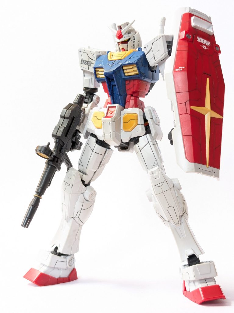 前から。結構細かいので墨入れが大変でした…今回は全塗装ではなくビームライフルと赤以外は塗りました、ほぼ全塗装ですけど😅やっぱり宇宙世紀といえばこれですよね