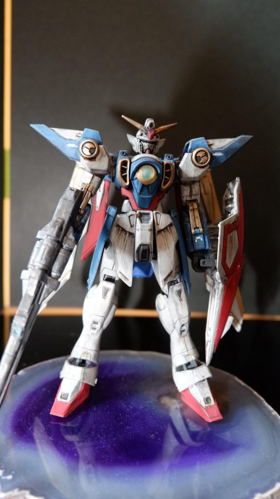 グランプリホワイト、モンザレッド、ゴールド、過去に作った謎の色にブルーを足してさらに謎色にした。台座はミネラルマルシェなるもので見つけて、これはいい！となって購入した。