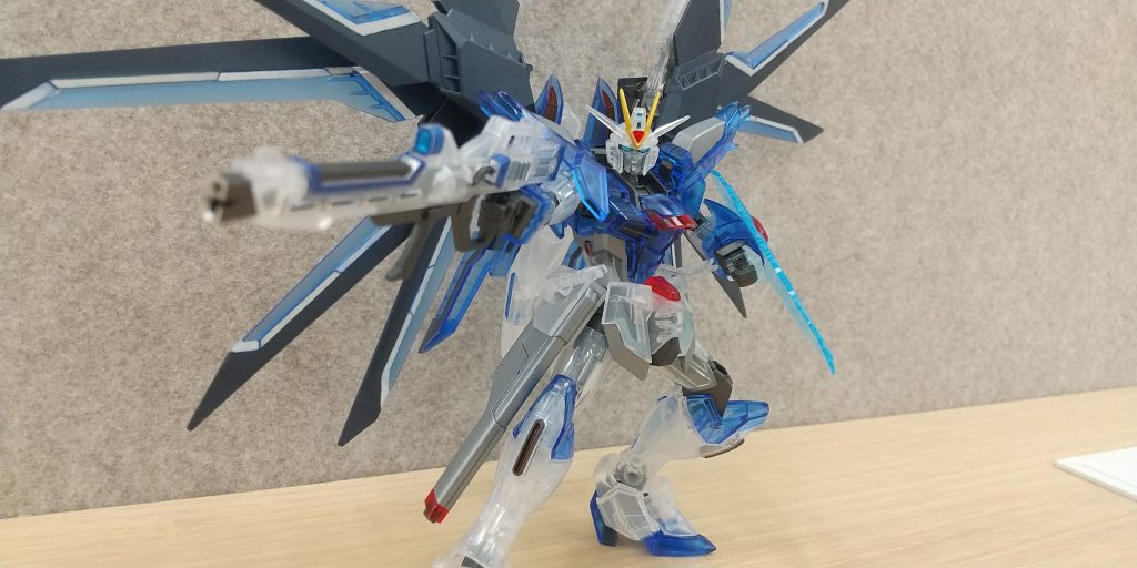 その他塗装や改造・翼の白ラインや内臓された翼の白色・バックパックのスラスター内部、スネのスラスター内部を赤色・ライフルの銃口をシルバー・ライフルの青色ラインをペンタイプで塗りました。ほぼ素組みで、全塗装までは手が出せないですが、いつかしてみたいです！！