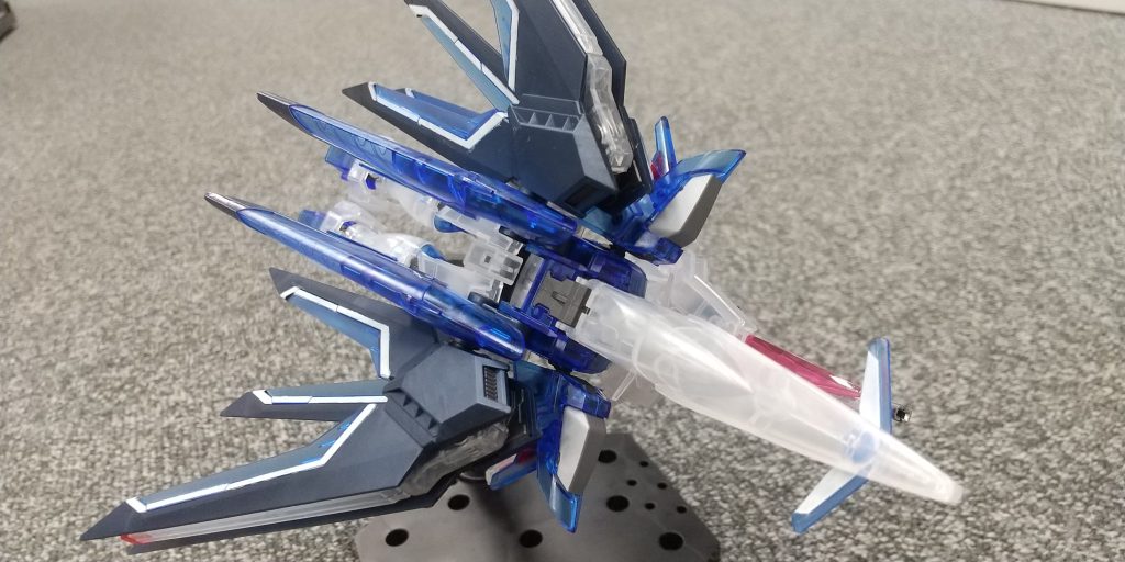 飛行形態で旋回中という設定です💦肩のスラスターを角度が変えれる様に干渉する所をデザインカッターで削ってみました。