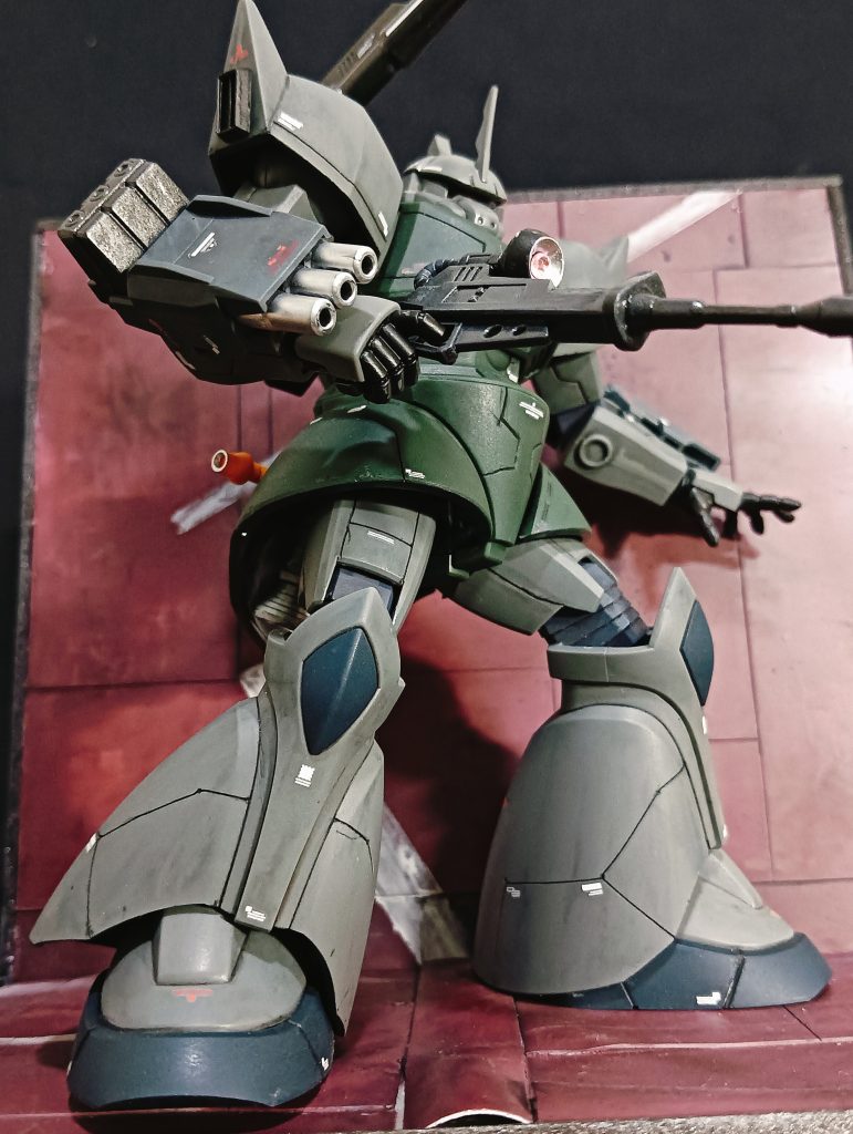 曲面へのスジボリ練習をテーマに工作MGを参考にスカートや脚部フレアに主立ったスジボリを追加モノアイスリットの幅だけいじりましたが他は素組みです