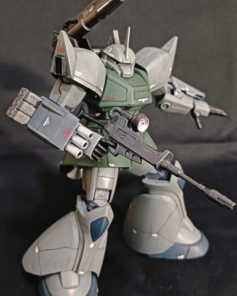 各所にデカールを貼りましたがちょっと煩くなってしまいました線や数字など種類や大きさを変えてメリハリを付けるべきでした