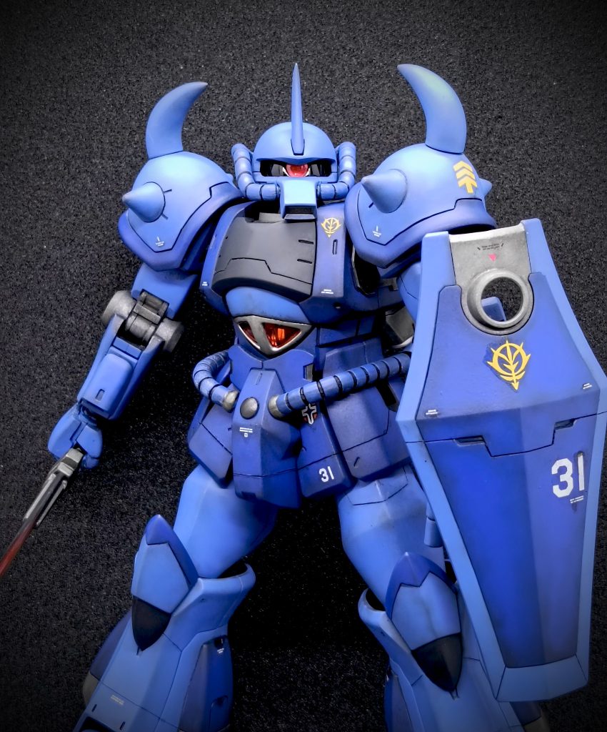 コクピットや盾にはグレーの挿し色を。メインカメラはいつものHアイズで。