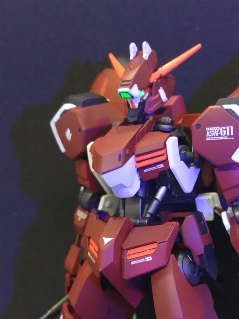 カメラはガンダムマーカーシルバーの上にエナメル蛍光グリーン。ブラックライトで発光