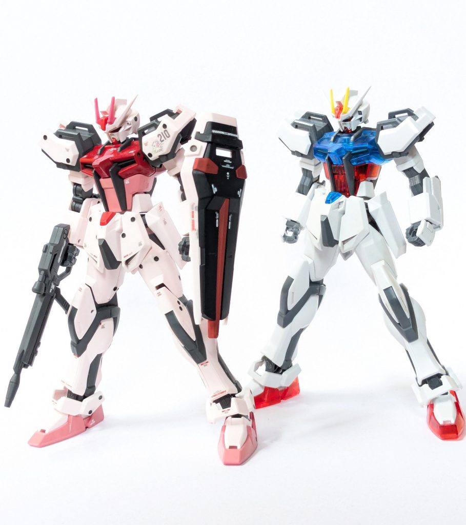 前作のストライクガンダム(ソリッドクリアver.)と比べて。モールドが目立っていい感じです😆