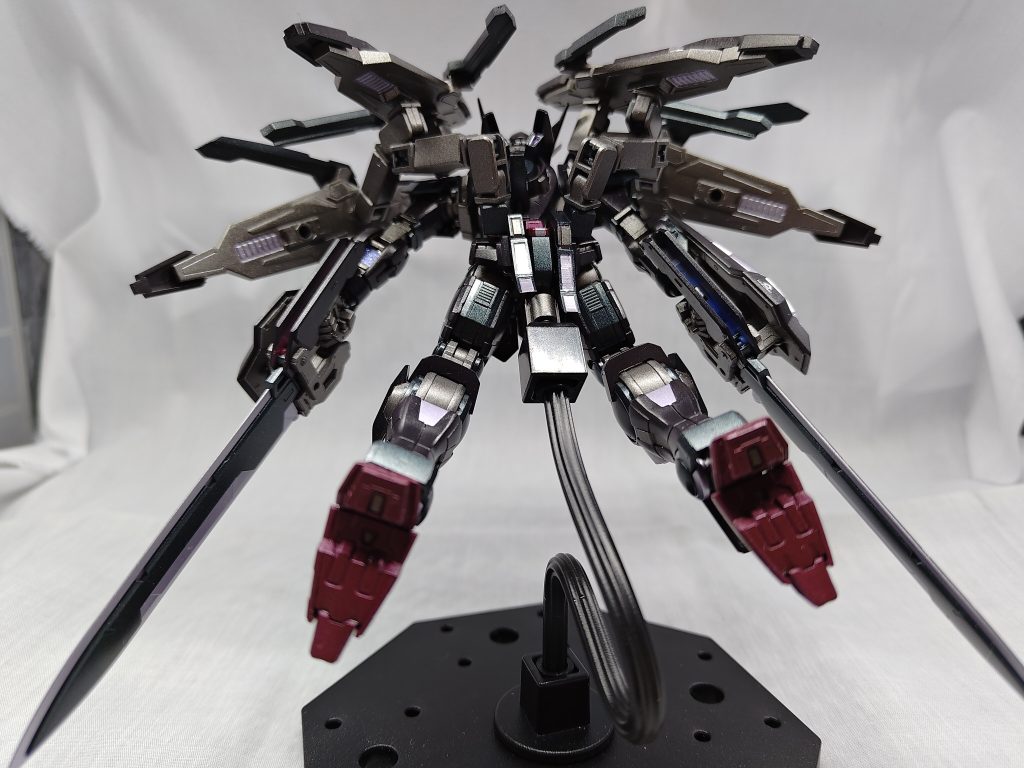 今作は苦手…というか使った事無かった水転写デカールを初めて使いました。何も調べずにマークセッター塗ったら