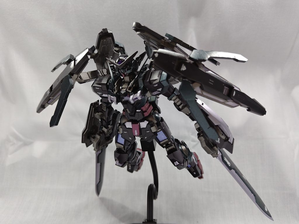 METAL BUILD アストレア Type-F GN HEAVY WEAPON SETの公式ページで紹介されている、GNシールド 4枚装備したビジュアルがフルドレス感あって最高に好き～～～で、しかしこの GNシールド展開機構あるじゃんどうすんの…って事で 3Dプリンタ使いました。かなり時間掛かった。難しい。上記写真の通り、GNシールドは連結アーム(ガンプラのオプションパーツセットを利用)によって肩部から腰部までの広い角度で展開出来るので、フルドレス形態/フルクロス形態/フルフェザー？形態みたいに出来ます。でもアームの調整めっちゃしんどいのでポーズ変更したくない。