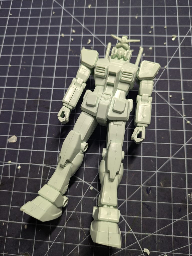 載せれる写真がなくなってきたので最後に比較を。これは説明書通りに仮組みした姿。少し分かりづらいですが首パーツも長く少し上を向いています。